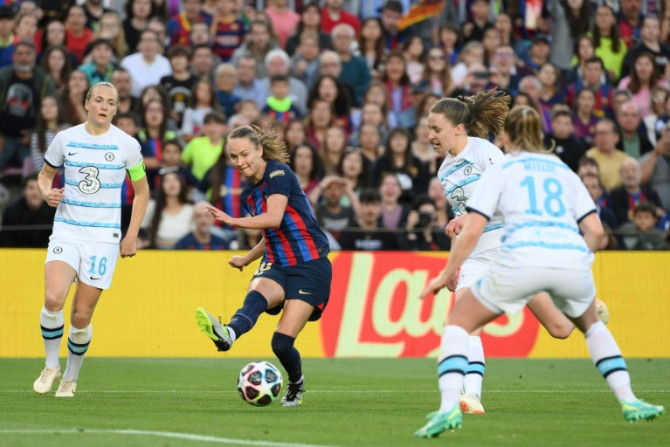 A atacante norueguesa do Barcelona Caroline Graham Hansen (C) marcou o primeiro gol contra o Chelsea