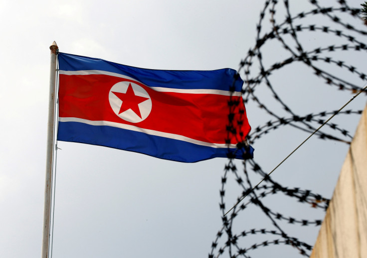 Uma bandeira da Coreia do Norte tremula ao lado de um arame farpado na embaixada norte-coreana em Kuala Lumpur