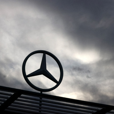 Um logotipo da Mercedes-Benz é visto do lado de fora de uma concessionária Mercedes-Benz em Bruxelas