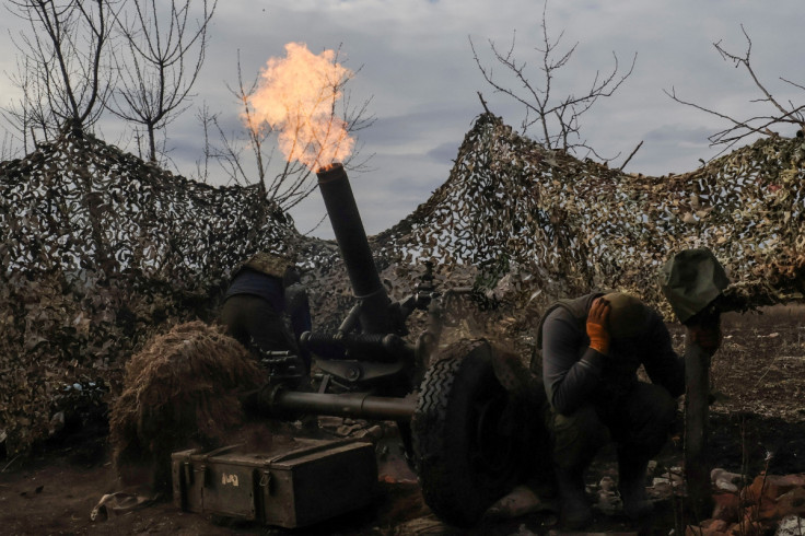 Membros do serviço ucraniano disparam um morteiro contra as tropas russas fora da cidade de Bakhmut, na linha de frente