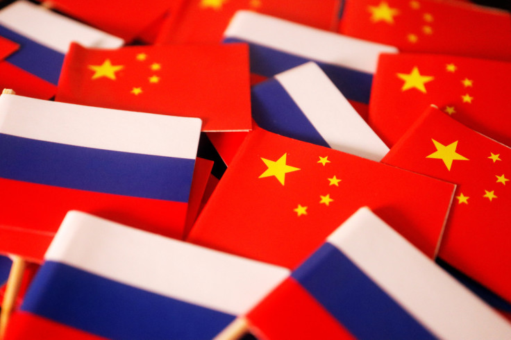 Imagens ilustrativas das bandeiras da China e da Rússia