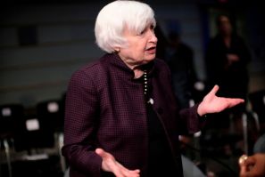 A secretária do Tesouro dos EUA, Janet Yellen, conversa com outros participantes nas reuniões anuais do Fundo Monetário Internacional e do Banco Mundial em Washington