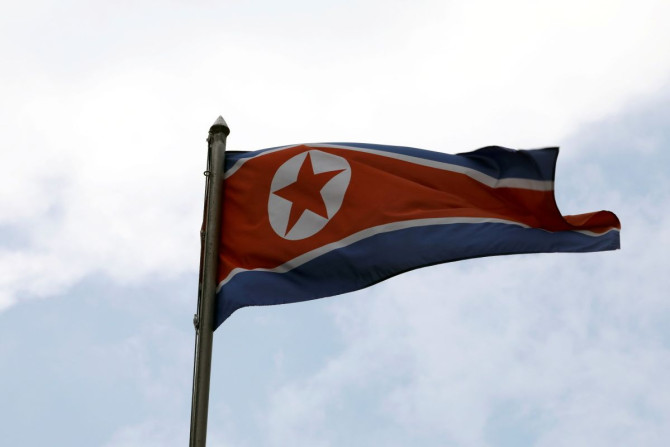 Uma bandeira norte-coreana tremula na embaixada norte-coreana em Kuala Lumpur, Malásia, em 19 de março de 2021.