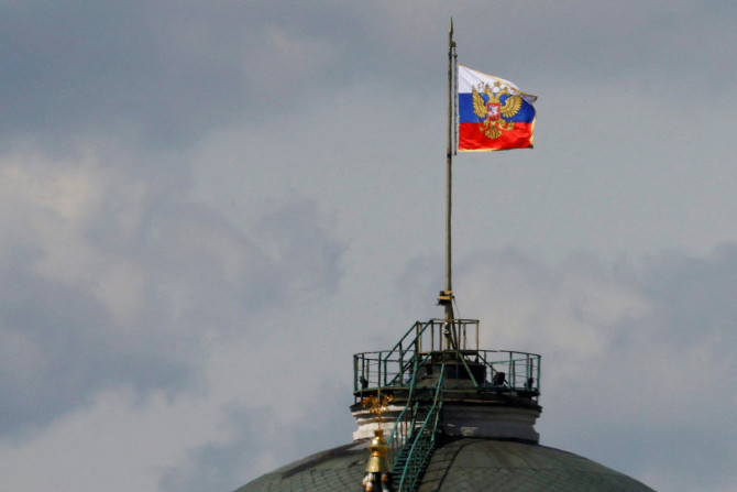 A bandeira russa tremula na cúpula do prédio do Senado do Kremlin em Moscou