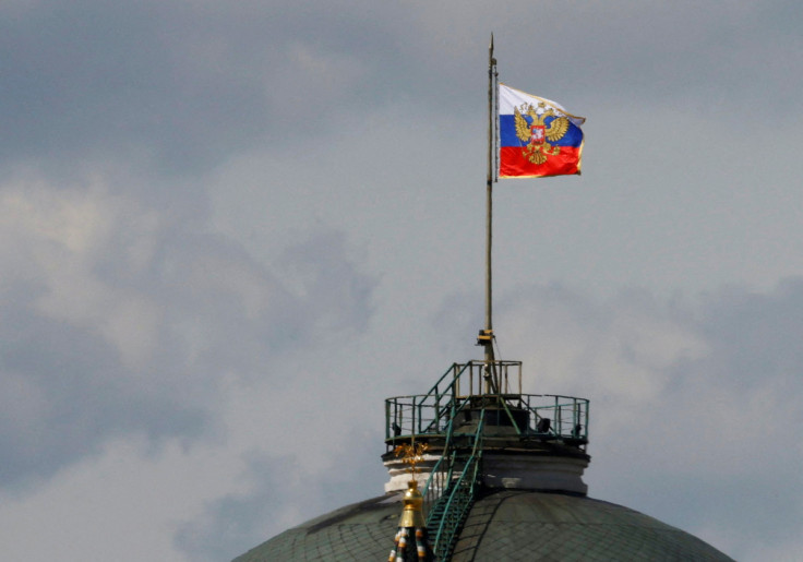 A bandeira russa tremula na cúpula do prédio do Senado do Kremlin em Moscou