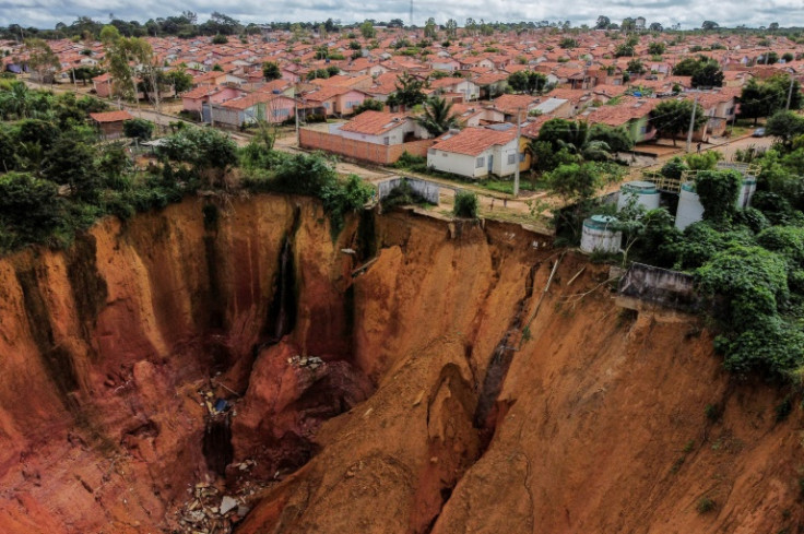 Crateras causadas pelo desmatamento desenfreado e falta de planejamento urbano estão devastando a cidade de Buriticupu, no empobrecido nordeste do Brasil