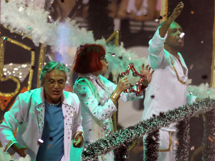 Cantores brasileiros Veloso, Lee e Gil estão no carro alegórico da Escola de Samba Águia de Ouro durante um carnaval no Sambódromo do Anhembi em São Paulo