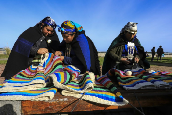 Mulheres indígenas Mapuche do Chile tecem em um tear; um novo estudo ligou uma antiga linhagem asiática com os primeiros americanos