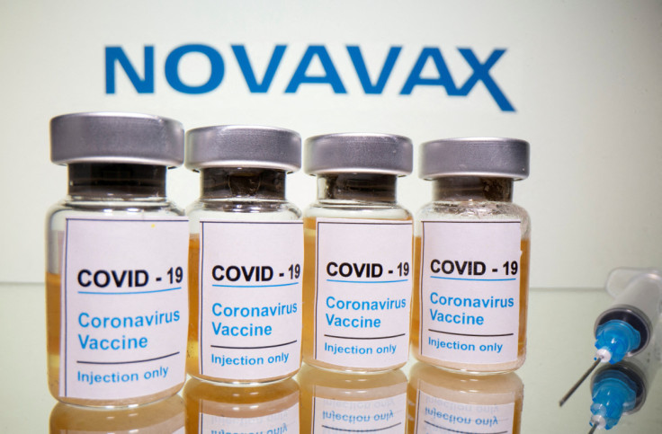 Frascos e seringas médicas são vistos na frente do logotipo da Novavax nesta ilustração