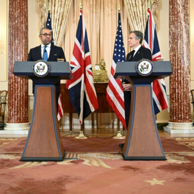O secretário de Estado dos EUA, Antony Blinken, e o secretário de Relações Exteriores da Grã-Bretanha, James Cleverly, realizam uma coletiva de imprensa conjunta no Departamento de Estado