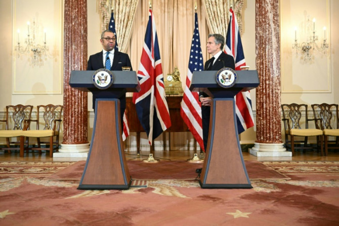 O secretário de Estado dos EUA, Antony Blinken, e o secretário de Relações Exteriores da Grã-Bretanha, James Cleverly, realizam uma coletiva de imprensa conjunta no Departamento de Estado