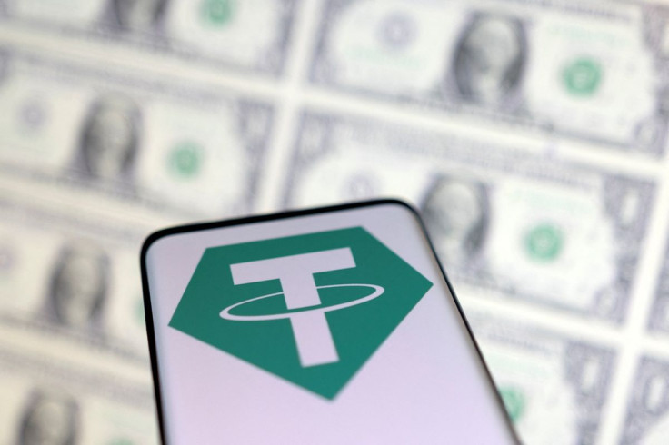 Smartphone com o logotipo Tether é colocado em dólares americanos exibidos nesta ilustração tirada em 12 de maio de 2022.