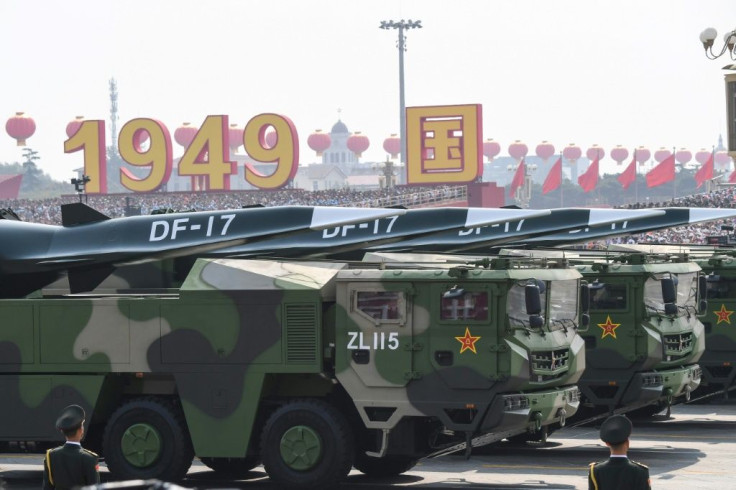 Mísseis DF-17 em exposição durante a parada militar. Acredita-se que o míssil seja capaz de lançar um "planador hipersônico" da borda do espaço