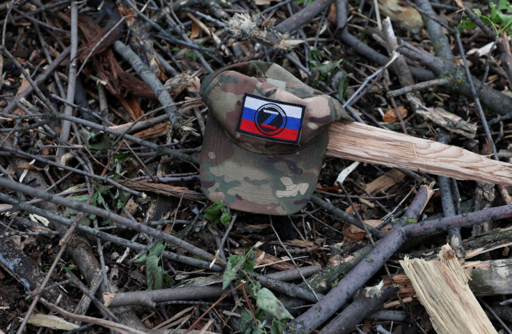 Um uniforme russo é visto em posições russas após uma luta perto da linha de frente da cidade de Bakhmut