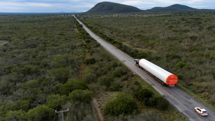 Um caminhão transporta peças de uma turbina eólica a caminho do Complexo Eólico Canudos em Canudos, estado da Bahia, Brasil, em 6 de maio de 2023
