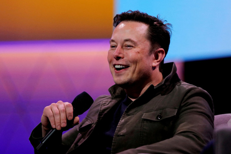 O proprietário da SpaceX e CEO da Tesla, Elon Musk, fala durante uma conversa com o lendário designer de jogos Todd Howard na convenção de jogos E3 em Los Angeles
