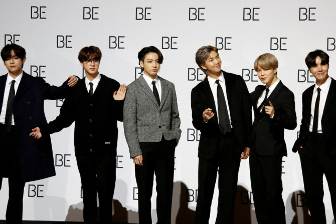 Membros da boy band de K-pop BTS posam para fotos durante uma coletiva de imprensa promovendo seu novo álbum "BE(Deluxe Edition)" em Seul