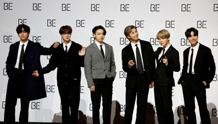 Membros da boy band de K-pop BTS posam para fotos durante uma coletiva de imprensa promovendo seu novo álbum "BE(Deluxe Edition)" em Seul