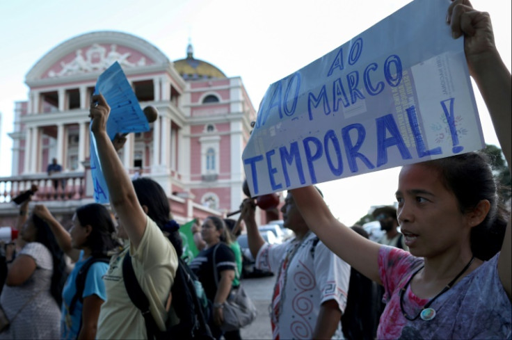 Indígenas e seus apoiadores protestam contra um projeto de lei que impede a demarcação ampliada dos territórios indígenas, em Manaus, Estado do Amazonas, Brasil, em 30 de maio de 2023