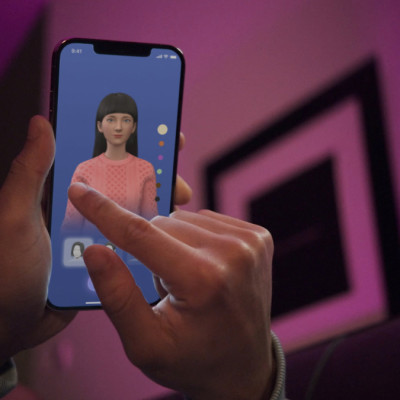 Um usuário interage com um aplicativo de smartphone para personalizar um avatar para um chatbot pessoal de inteligência artificial, conhecido como Replika, em San Francisco