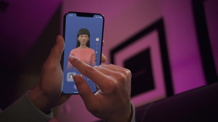 Um usuário interage com um aplicativo de smartphone para personalizar um avatar para um chatbot pessoal de inteligência artificial, conhecido como Replika, em San Francisco