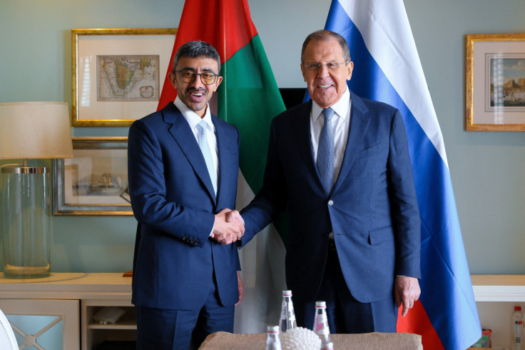 O ministro das Relações Exteriores da Rússia, Sergei Lavrov, e o ministro das Relações Exteriores dos Emirados Árabes Unidos, Sheikh Abdullah bin Zayed Al Nahyan, se encontram na Cidade do Cabo