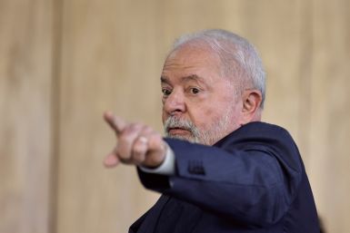 O presidente do Brasil, Luiz Inácio Lula da Silva, gesticula durante a cerimônia de assinatura do decreto sobre a gestão do Centro de Bionegócios da Amazônia, em Brasília