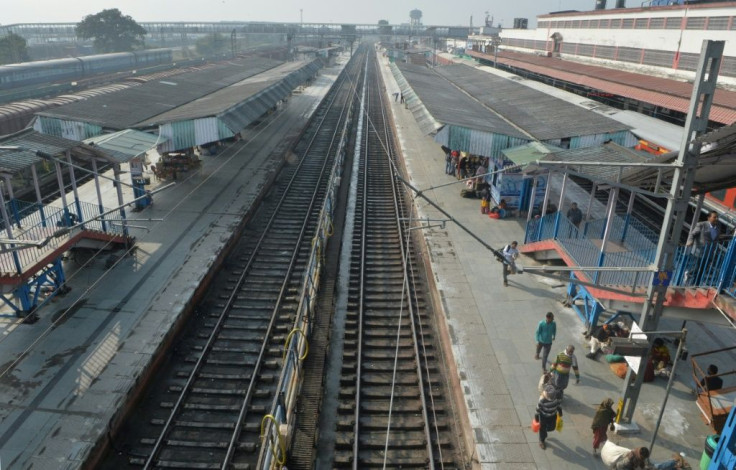 linha de trem na Índia