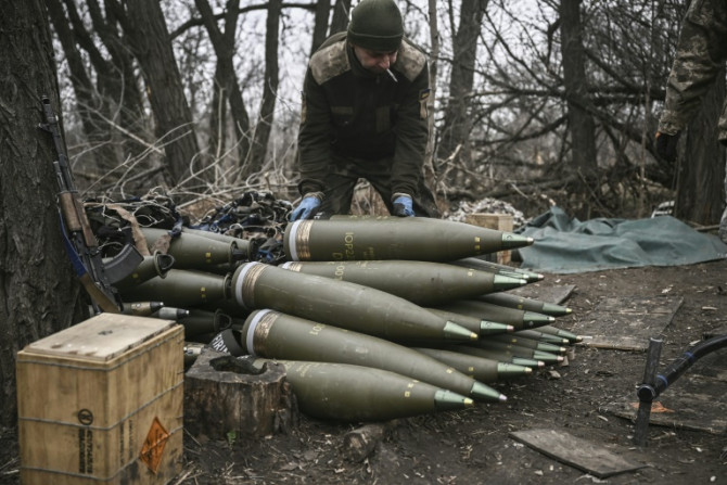 Um militar ucraniano preparando projéteis de artilharia de 155 mm perto de Bakhmut, leste da Ucrânia, no fim de semana. Kiev reclamou que suas forças estão tendo que racionar seu poder de fogo