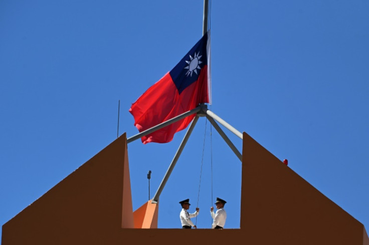 O pessoal do Corpo de Fuzileiros Navais de Taiwan baixou a bandeira da ilha do telhado da embaixada de Taiwan em Tegucigalpa em 26 de março de 2023, quando China e Honduras iniciaram relações diplomáticas formais