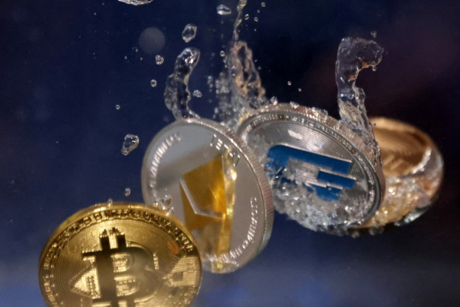 Ilustração mostra representação das criptomoedas Bitcoin, Ethereum e Dash mergulhando na água
