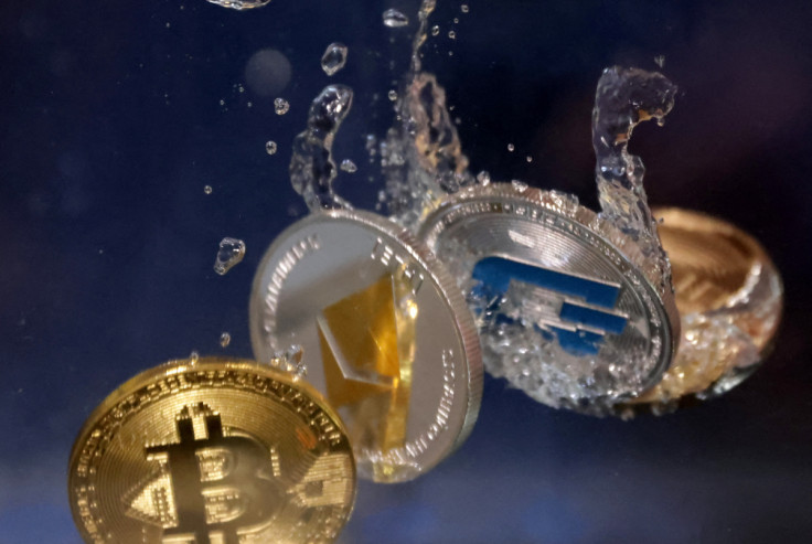 Ilustração mostra representação das criptomoedas Bitcoin, Ethereum e Dash mergulhando na água