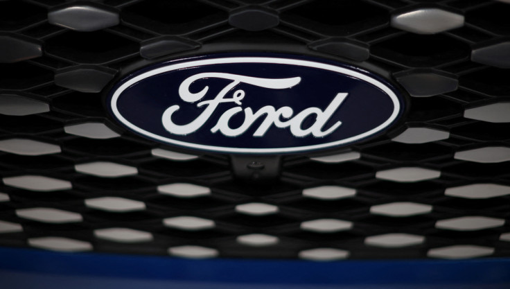 Um logotipo é visto na grade de um veículo conceito E-transit durante um evento para a imprensa na fábrica de transmissões da Ford Halewood em Liverpool