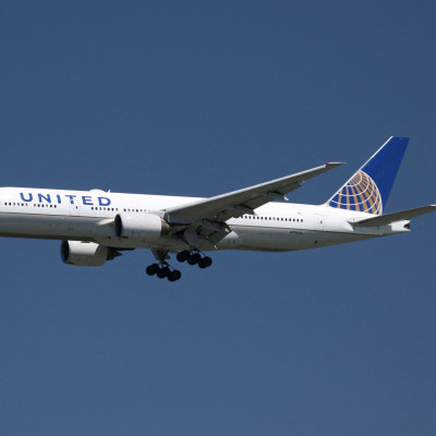 Um Boeing 777-200 da United Airlines pousa no Aeroporto Internacional de San Francisco, San Francisco