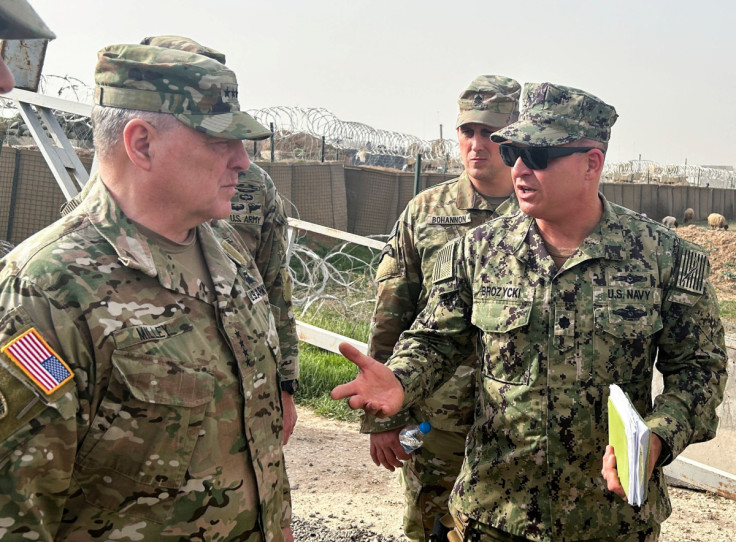O general do exército Mark Milley, presidente do Joint Chiefs, fala com as forças dos EUA na Síria em uma base militar dos EUA no nordeste da Síria
