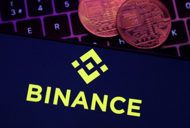 A ilustração mostra o logotipo da Binance e a representação de criptomoedas