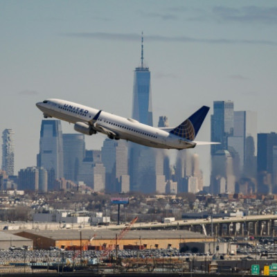 O horizonte da cidade de Nova York é visto por uma aeronave da United Airlines durante a decolagem no Aeroporto Internacional Newark Liberty em Newark, Nova Jersey