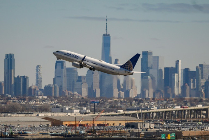 O horizonte da cidade de Nova York é visto por uma aeronave da United Airlines durante a decolagem no Aeroporto Internacional Newark Liberty em Newark, Nova Jersey