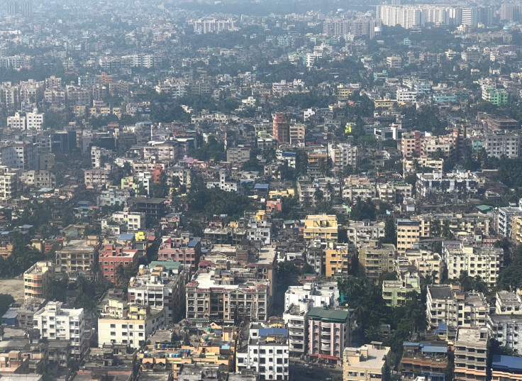 Uma vista aérea mostra edifícios residenciais e comerciais em Calcutá