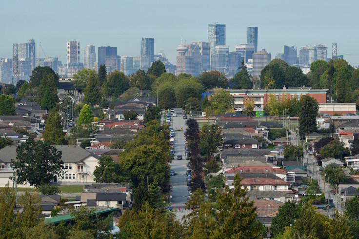 Casas unifamiliares são vistas contra o horizonte de Vancouver, Canadá