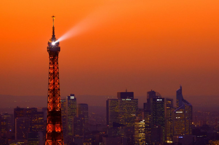 Uma vista ao pôr do sol mostra a Torre Eiffel e o distrito financeiro e comercial de La Defense em Puteaux, perto de Paris, França, em 9 de fevereiro de 2022.