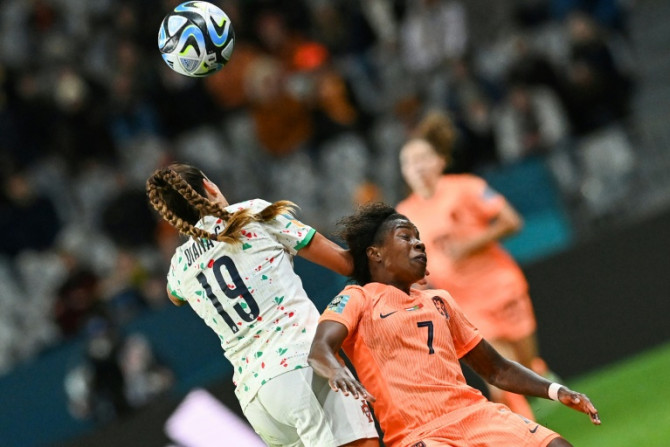 A atacante holandesa Lineth Beerensteyn e a zagueira portuguesa Diana Gomes (esquerda) brigam pela bola