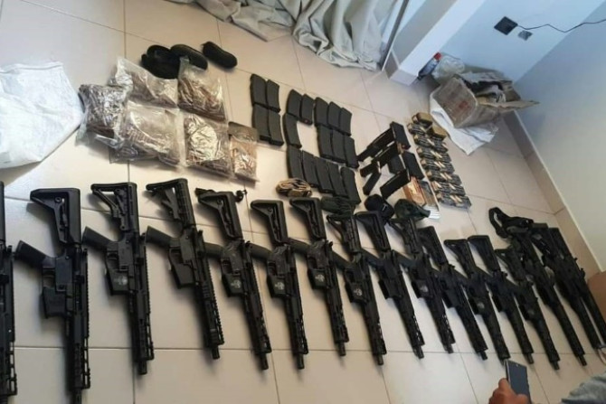 Uma foto divulgada pelo Ministério do Governo boliviano mostra armas e drogas apreendidas em uma casa revistada durante uma operação para tentar prender o acusado de tráfico de cocaína Sebastian Marset em Santa Cruz, Bolívia, em 30 de julho de 2023