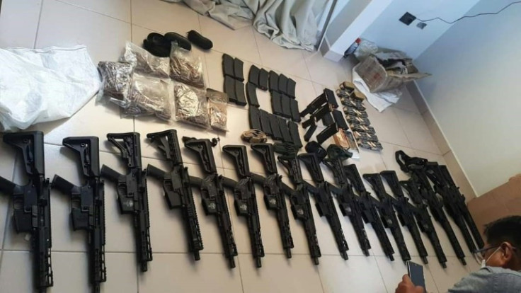 Uma foto divulgada pelo Ministério do Governo boliviano mostra armas e drogas apreendidas em uma casa revistada durante uma operação para tentar prender o acusado de tráfico de cocaína Sebastian Marset em Santa Cruz, Bolívia, em 30 de julho de 2023