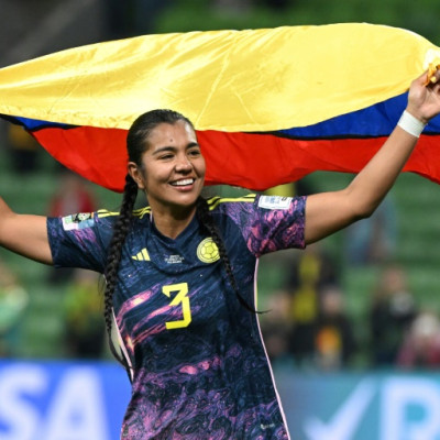 A zagueira colombiana Daniela Arias comemora a vitória sobre a Jamaica