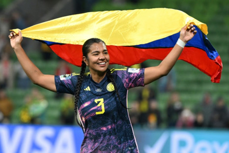 A zagueira colombiana Daniela Arias comemora a vitória sobre a Jamaica