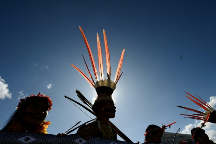 Grupos indígenas, como este protestando pelos direitos à terra em Brasília em junho de 2023, são vistos como amortecedores vitais contra o desmatamento da Amazônia