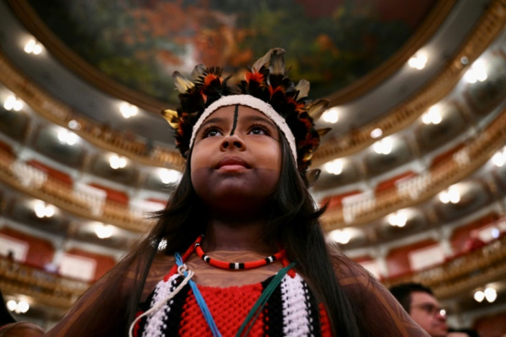 Uma criança indígena participa de um evento no Teatro da Paz em Belém, Brasil, antes de uma cúpula sul-americana sobre proteção da floresta amazônica
