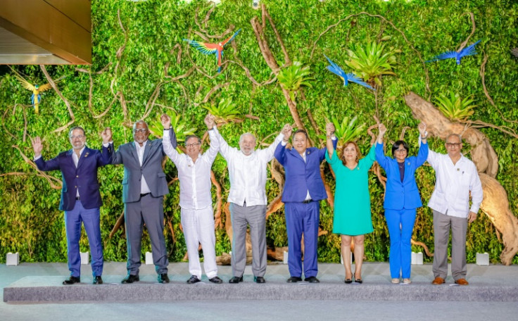 O presidente brasileiro Lula recebeu líderes de outros sete países que compartilham a bacia amazônica: Bolívia, Colômbia, Equador, Guiana, Peru, Suriname e Venezuela