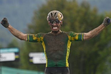 Inferno lamacento! Brasileiro Henrique Avancini comemora vitória no mountain bike